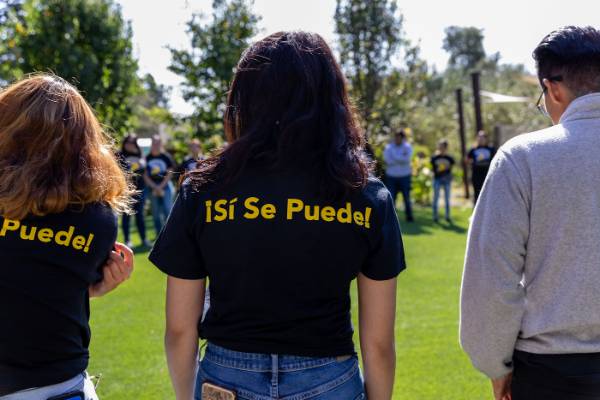 students with si se puede shirts